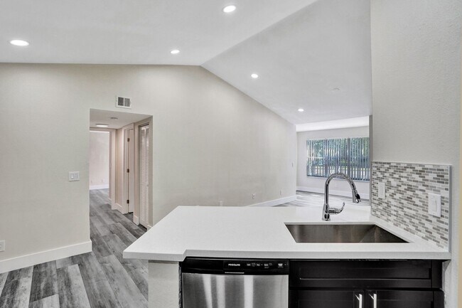 Building Photo - 2BED/1BATH renovated apartment ready to MO...