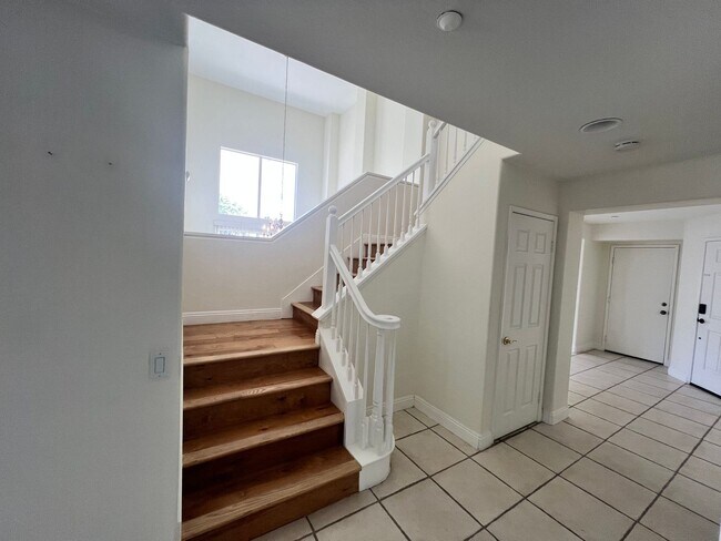 Building Photo - $4,500 - 4 Bed 2.5 Bath House located in G...
