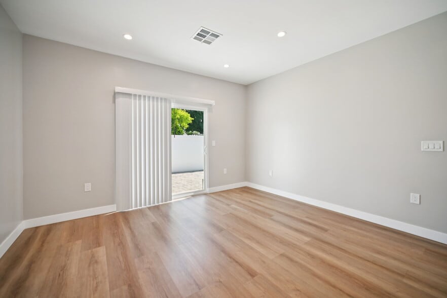 Building Photo - 8436 Oakdale Ave