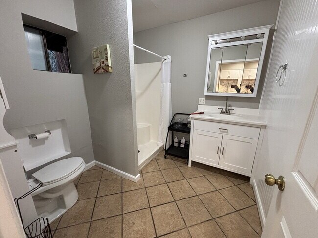 Building Photo - Beautiful, fully remodeled and furnished 1600+sf apartment ready to go!