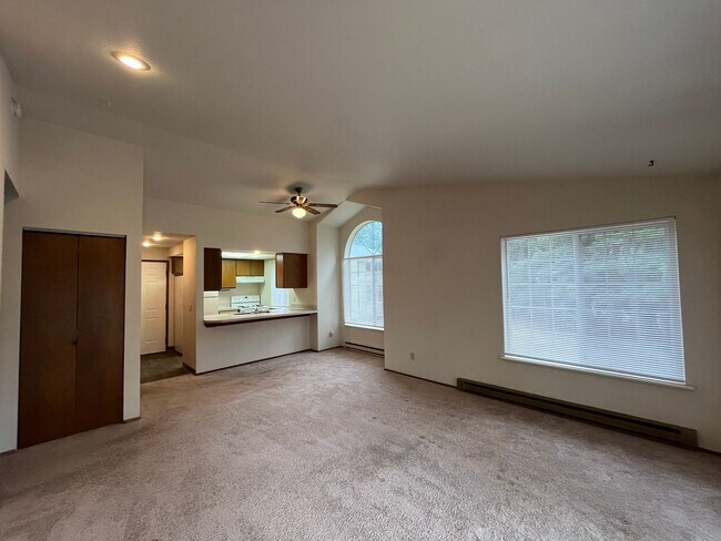 Building Photo - Great Two Bedroom in Roosevelt Neighborhood