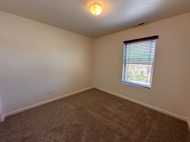 Building Photo - West Eugene 4 Bedroom Treasure