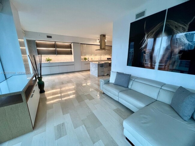 Building Photo - 1300 Brickell Bay Dr