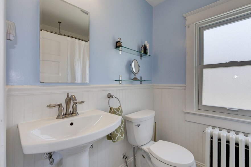 2nd floor full bathroom has frosted window for privacy! - 4604 4th St S