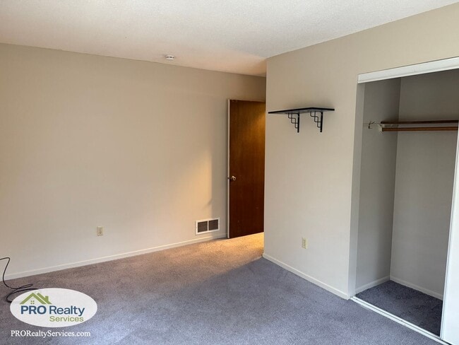 Building Photo - 2 Bedroom Townhouse in Shoreview