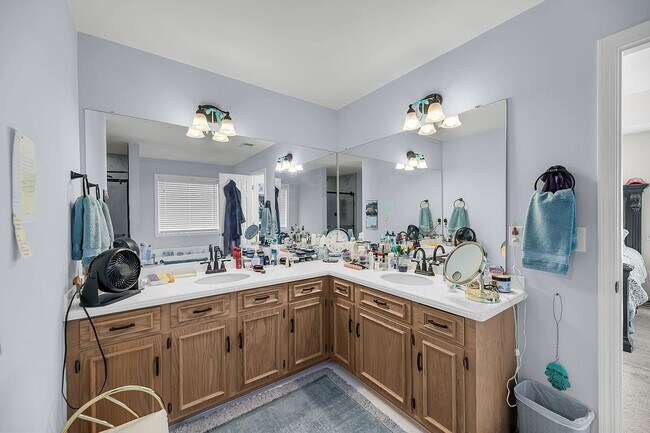 Building Photo - 8725 Evangeline Dr
