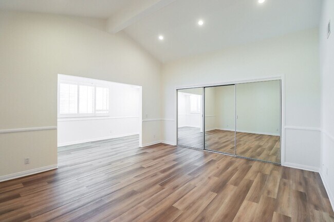 Building Photo - Tarzana 4BR w/downstairs bed + bath, POOL + basketball hoop!