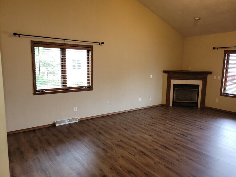 Building Photo - 13 Century Ct