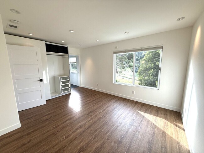 Building Photo - STUNNING THREE BEDROOM PLUS OFFICE MARINER GREEN CONDO WITH GREAT OUTDOOR SPACE