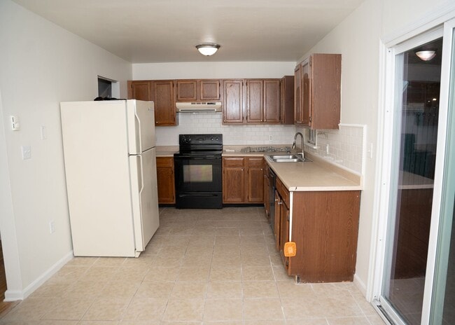 Building Photo - 53 E Summit St