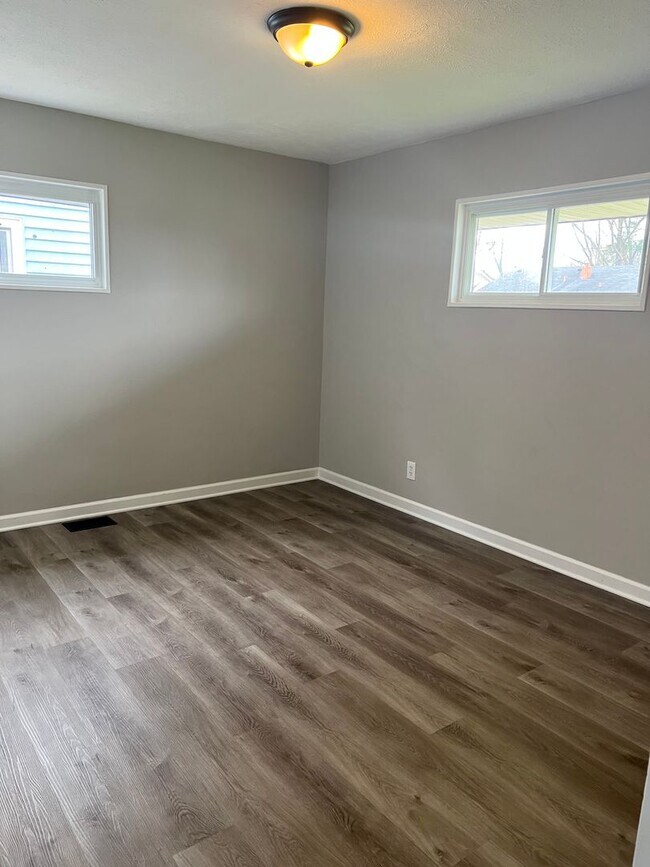 Building Photo - Spacious and recently renovated 4 bedroom