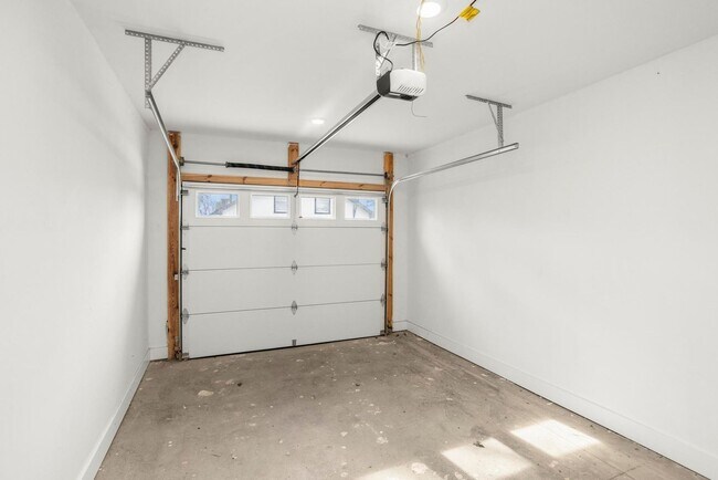Building Photo - 942 Maxwell Ave