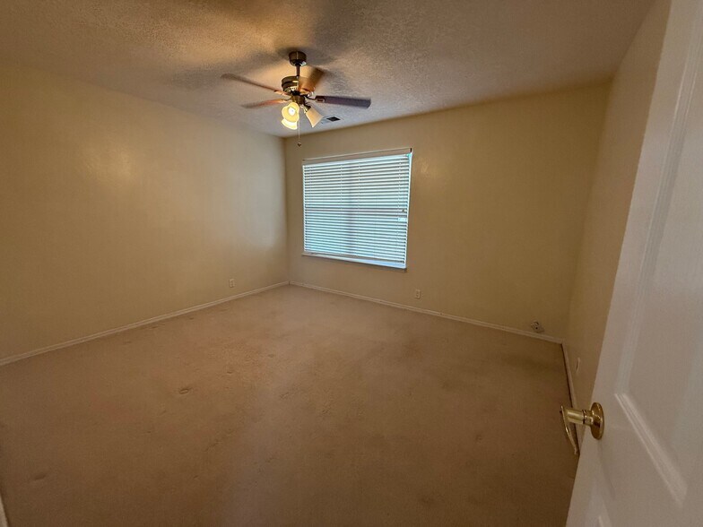 Building Photo - 6400 Freemont Hills Loop NE