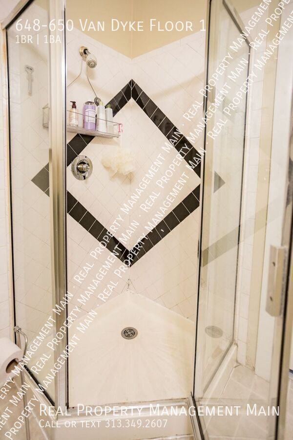 Building Photo - 648-650 Van Dyke Floor 1-