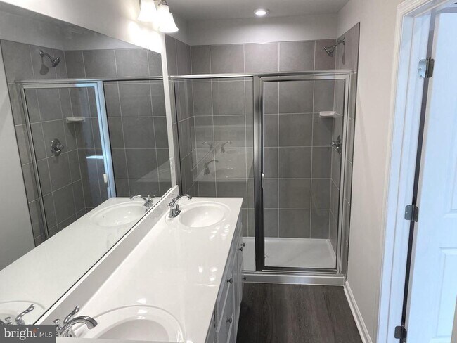 Building Photo - 7911 Independence Dr