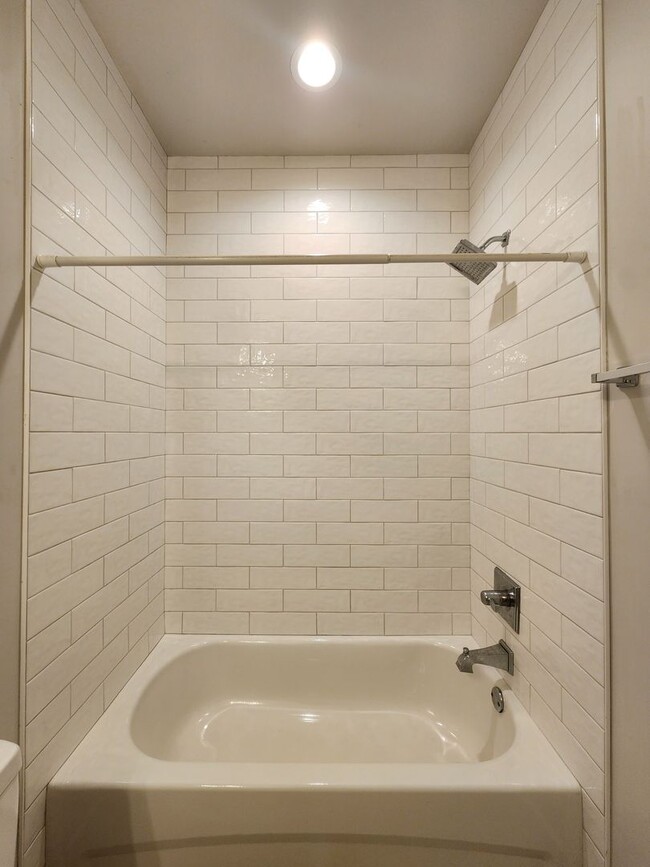 Building Photo - Gulf Shores 2/2.5 cottage available now