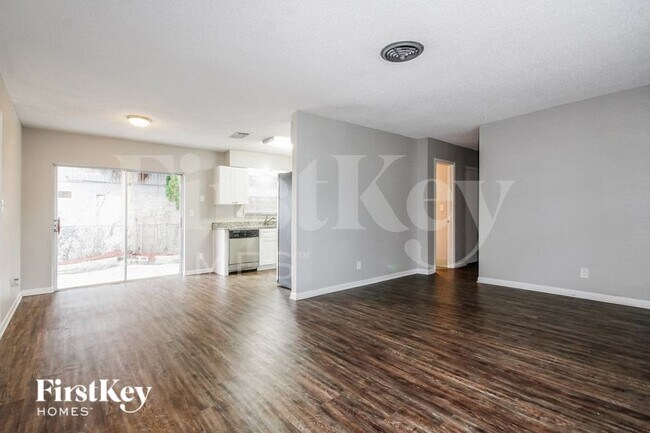 Building Photo - 130 Davison Ave N