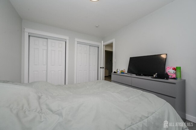 Building Photo - 289 Main St