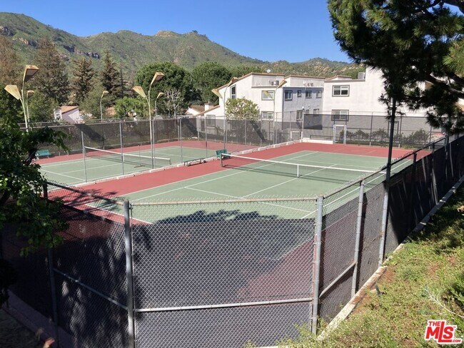 Building Photo - 1506 Palisades Dr