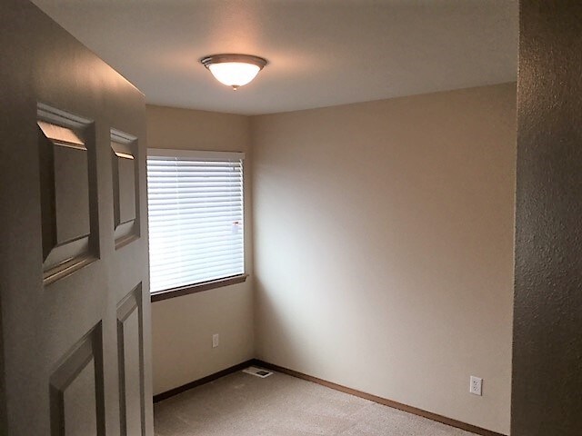 Building Photo - 1627 182nd St E