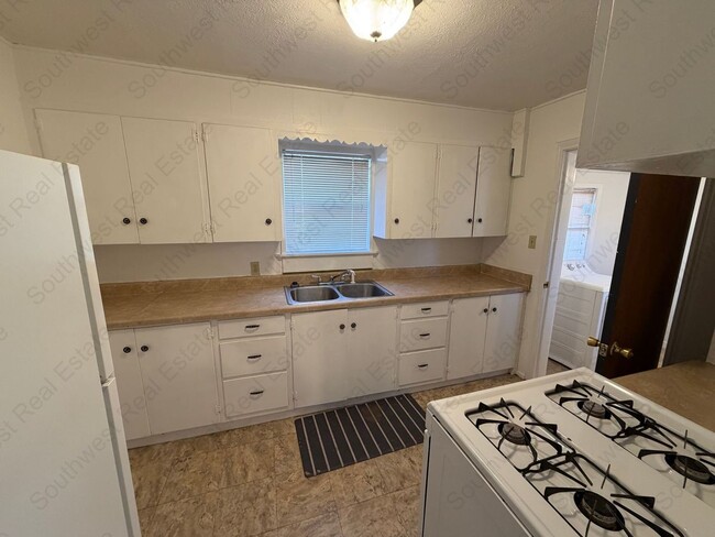 Building Photo - Spacious 3-bedroom 1 bath home