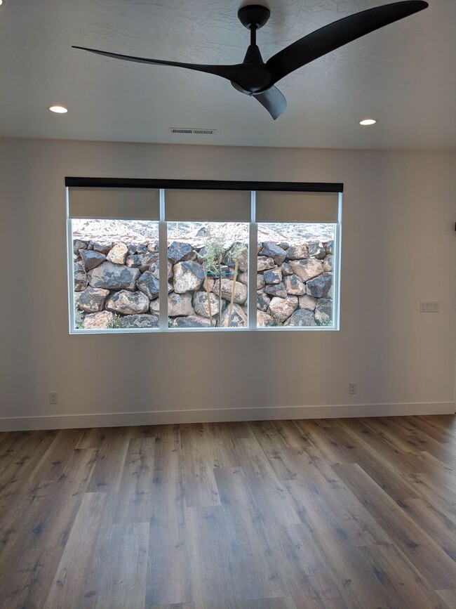 Building Photo - Bright open floor plan with a Great view. ...