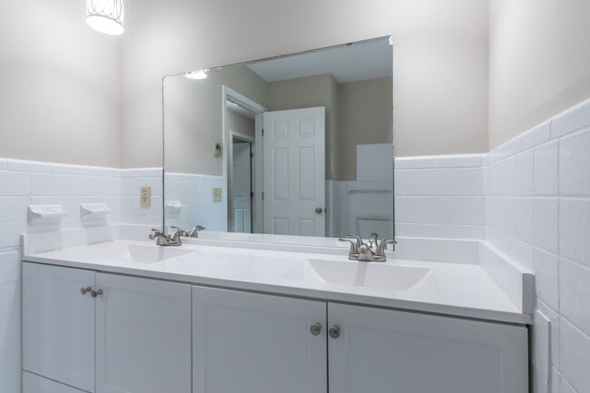 Building Photo - ONE YEAR LEASE WITH POSSIBLE LEASE PURCHAS...