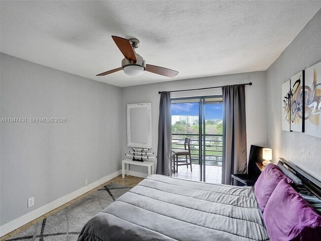 Building Photo - 2304 S Cypress Bend Dr