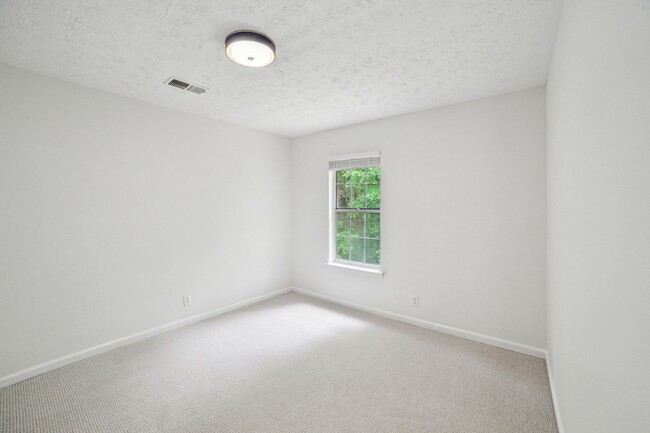Building Photo - 3 bed 3 bath in Jonesboro!