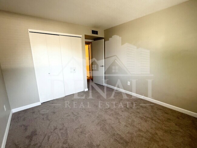 Building Photo - 1529 E Edgewater Dr