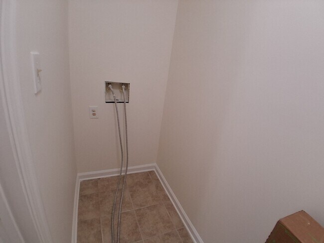 Building Photo - 3BD/2.5 BA Townhome