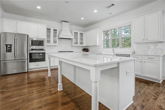 Building Photo - 2500 Skyland Dr NE