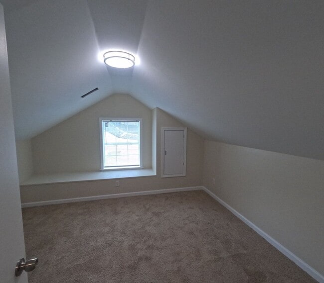 Building Photo - Renovated 3 Bed 1 Bath