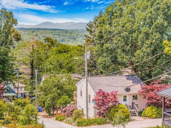 Building Photo - Asheville Rental-Kenilworth Area!