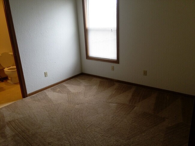 Building Photo - Great 2 Bed 2 Bath 1 Car Garage Split Level Duplex