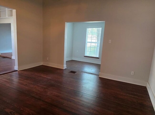 Building Photo - FOR LEASE!!