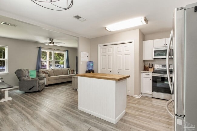 Building Photo - 520 Selina St