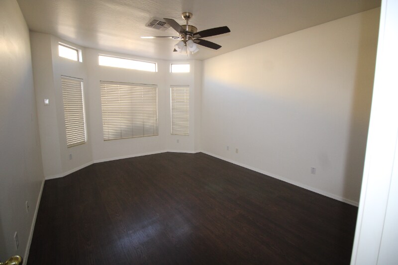 Building Photo - 440 S Val Vista Dr
