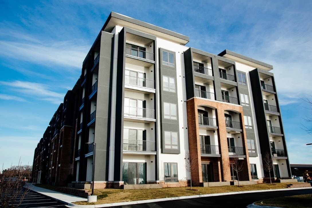 Waters Edge At Harbortown Detroit Mi Apartment Finder