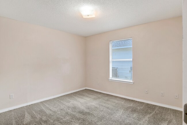 Building Photo - 3 bed 2 bath home off Olive Rd