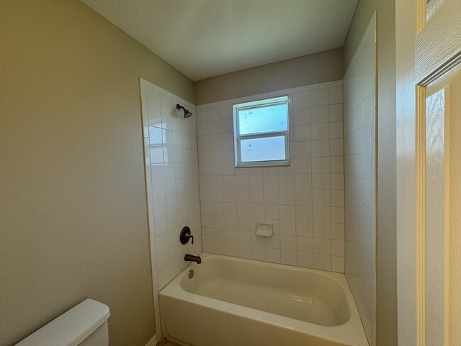 Building Photo - 527 Bristol Cir