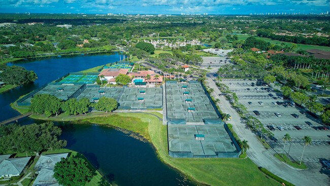 Building Photo - 829 Club Dr