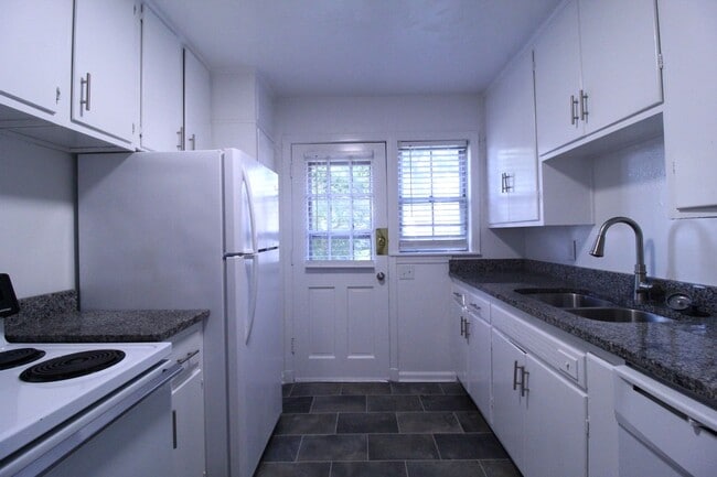 Building Photo - October FREE On This 2 Bedroom 1 Bath Dupl...