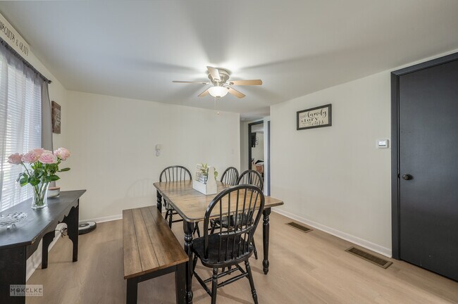 Building Photo - 405 N Bridge St