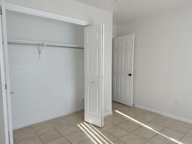 Building Photo - 975 S 250 W St