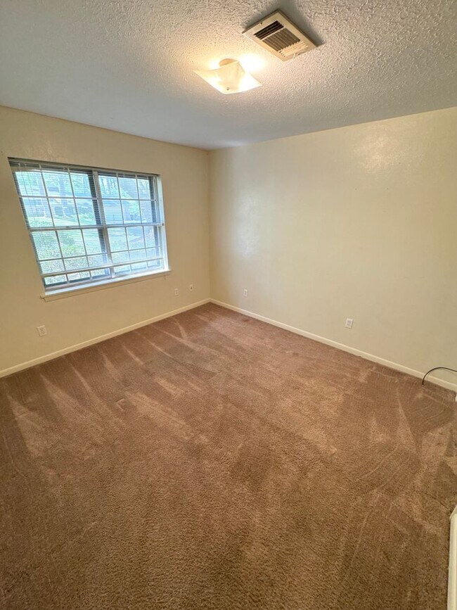 Building Photo - Southern Hills!!