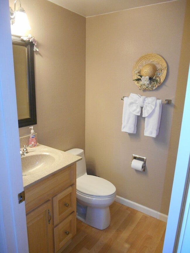 Building Photo - 2 bedroom plus loft condo with carport