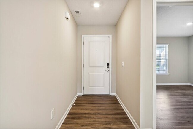 Building Photo - Fantastic 3bd/2ba home! Coming soon!