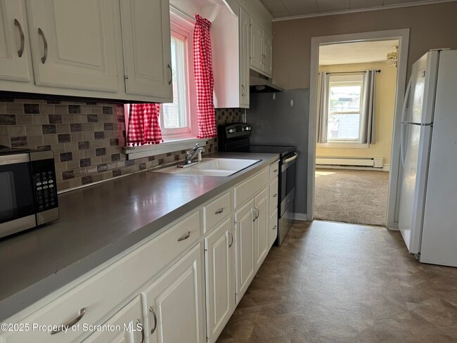 Building Photo - 637 Sherwood Ave