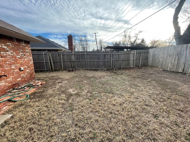 Building Photo - 2 Bed Duplex OKC- Move in Deposit-Free! (If Qualified)